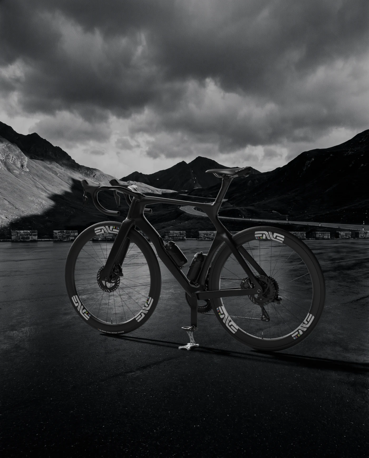 Vélo de profil sur Stand 0.01 au sommet d'un col