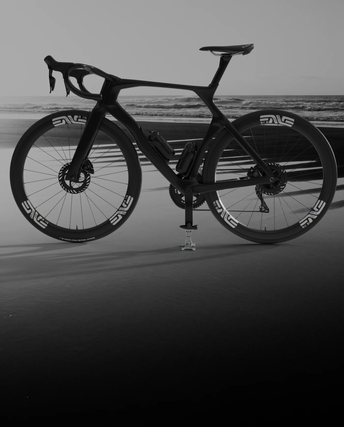 Vélo de route noir sur Stand 0.01, plage de sable noir et océan