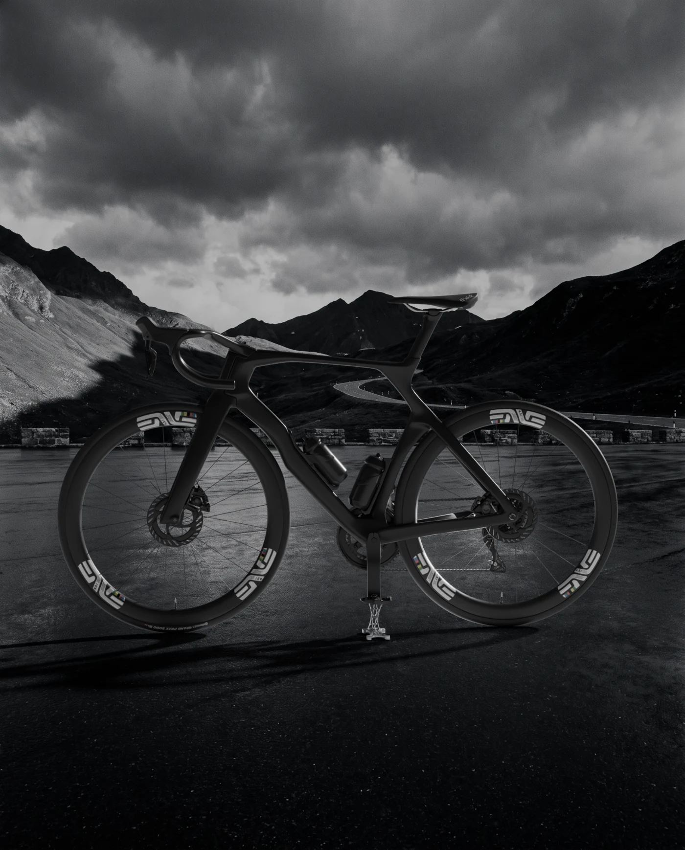 Vélo de trois quarts arrière sur Stand 0.01, lacets de montagne